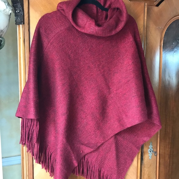 Chico’s wine knit poncho turtle neck gold sparkles in weave. Fringe edge.Sale - Picture 2 of 6